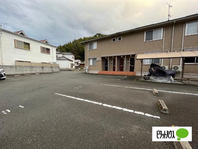 イヴェールアージュ（101） 駐車場