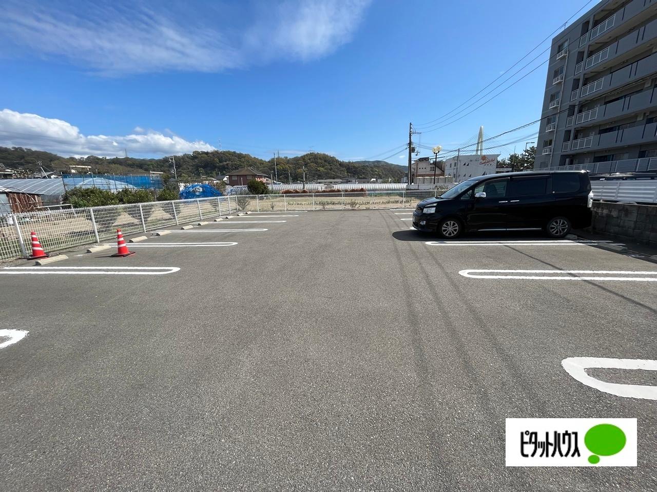 アズゥ−ル（302） 駐車場