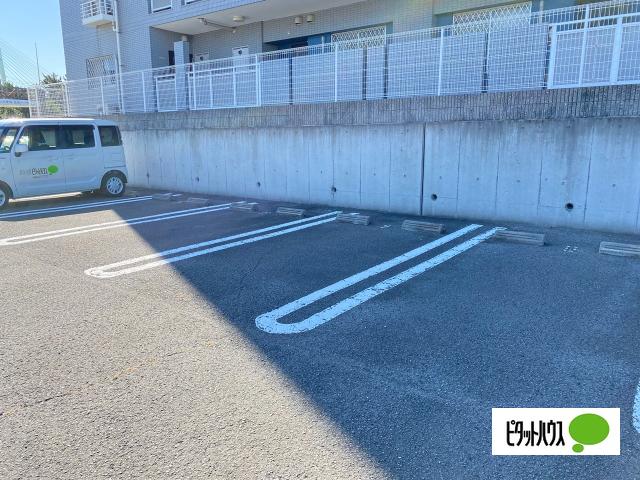 アズゥ−ル（403） 駐車場