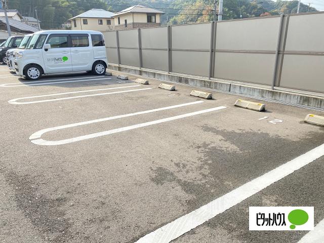 アヴニール西重根Ⅰ（102） 駐車場