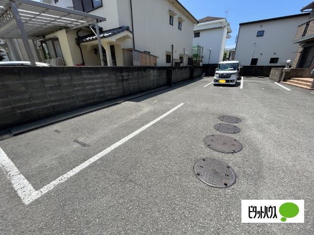 リリエ・コート（105） 駐車場