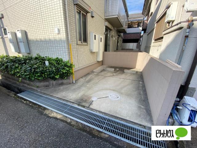D-room フィット（102） 駐車場