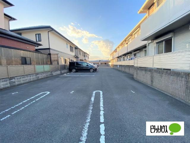 シャーメゾン彩都B（102） 駐車場