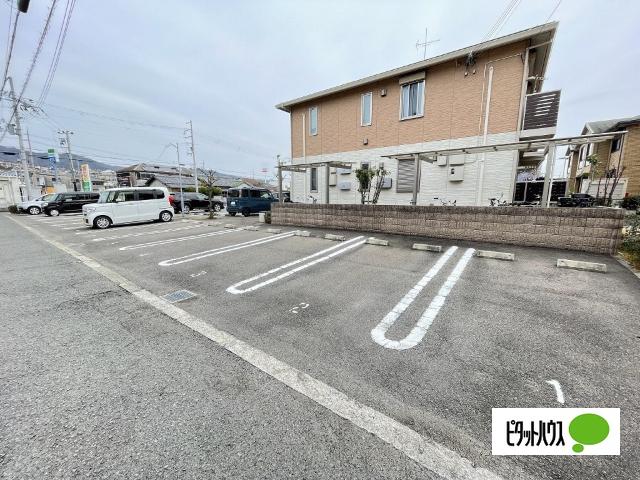 シャーメゾン紀泉（201） 駐車場