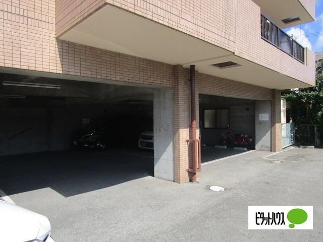 リベラルパレス新留（101（店舗）） 駐車場