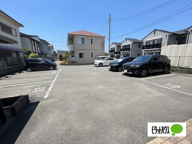 シャーメゾン内原（205） 駐車場