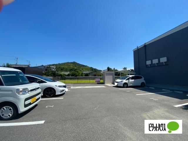 N&H（102） 駐車場