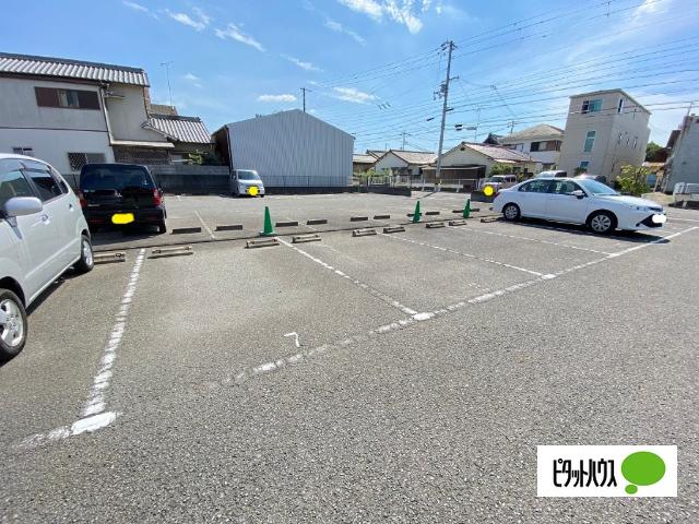 アクアマリンK（103） 駐車場