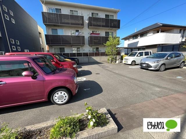 シャーメゾン名高（301） 駐車場