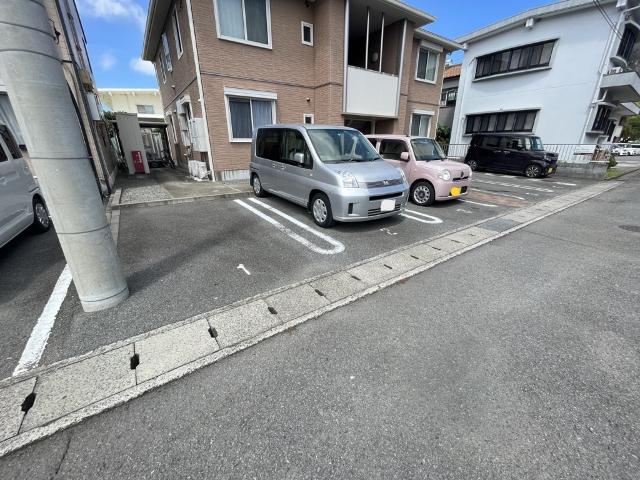 シャーメゾン岩本（202） 駐車場