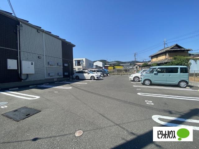 ルピナス（103） 駐車場