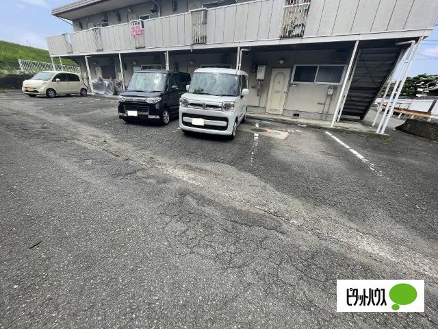 フォーブル粟（202） 駐車場