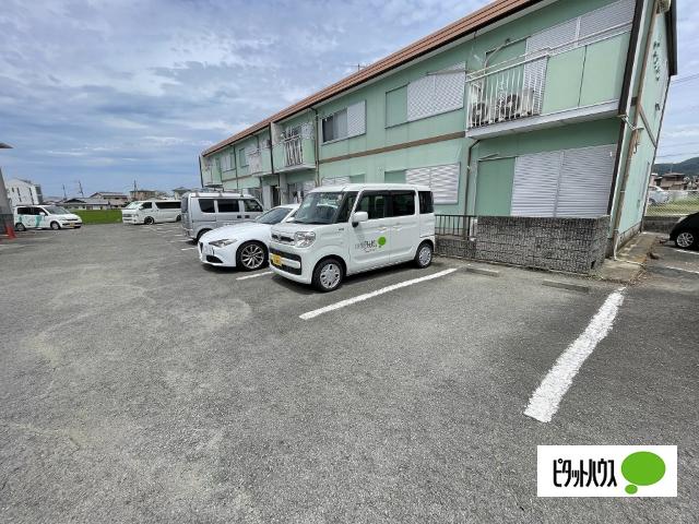 アーバンハウスC（107） 駐車場