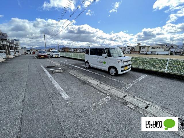 カルムガーデン岩出（201） 駐車場