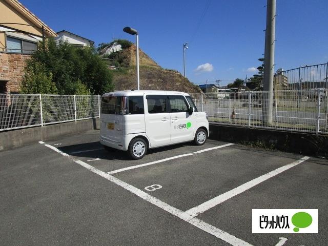 リベラルパレス塩屋（101） 駐車場