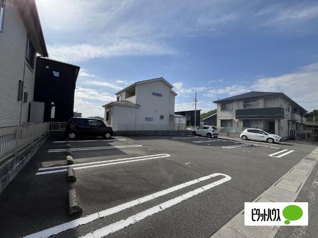 シャーメゾン重根WEST（102） 駐車場