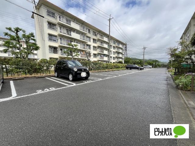 ビレッジハウス鳴滝6号棟（502） 駐車場