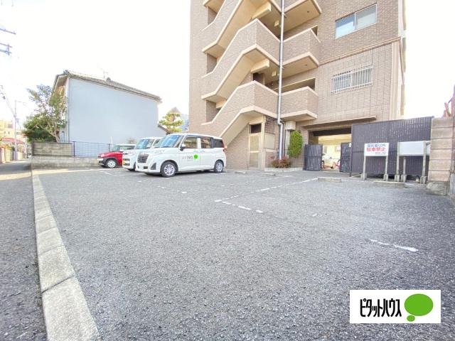 ルミエール小松原（501） 駐車場