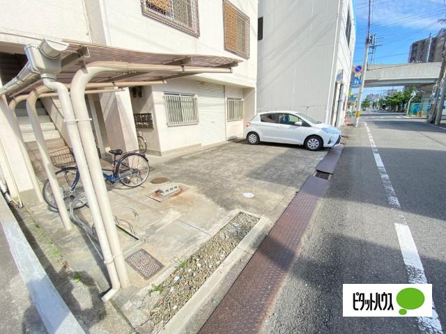 エイト本町（302） 駐車場
