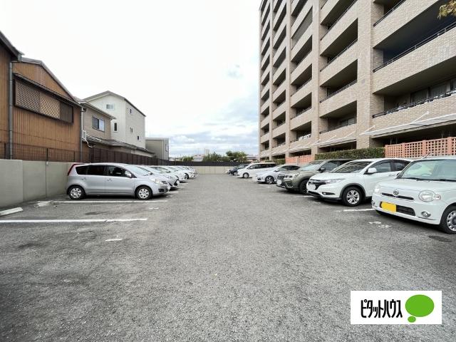 サーパス西高松 駐車場