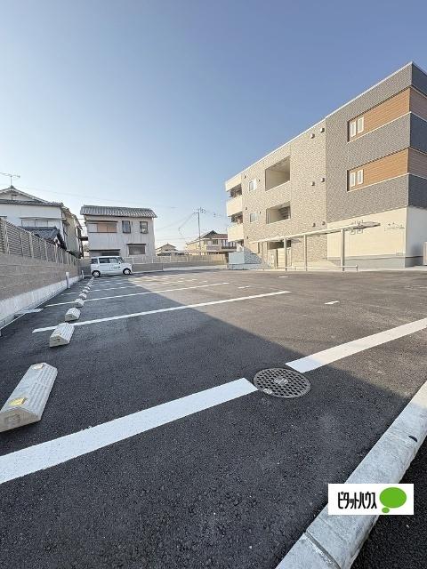 ラフィーネ石本Ⅱ（303） 駐車場