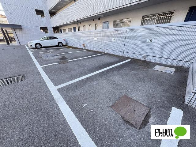 レジデンス粟（407） 駐車場