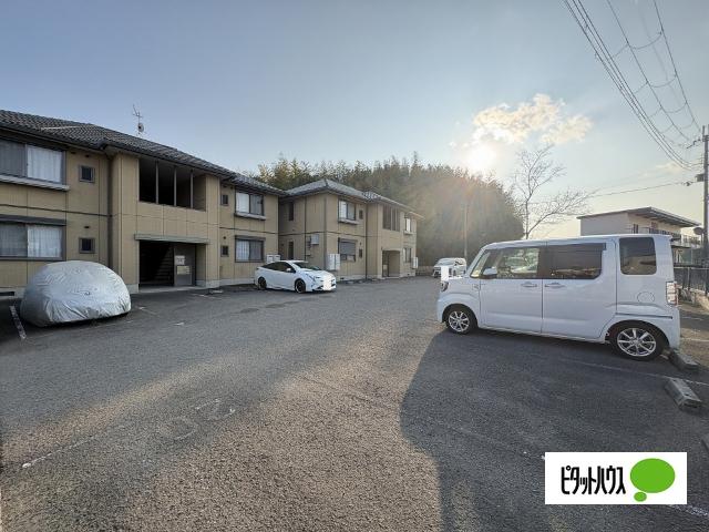 グリーンヒルズ丸山（202） 駐車場
