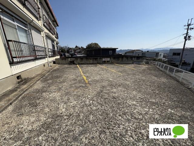 メゾン西川（1-2） 駐車場