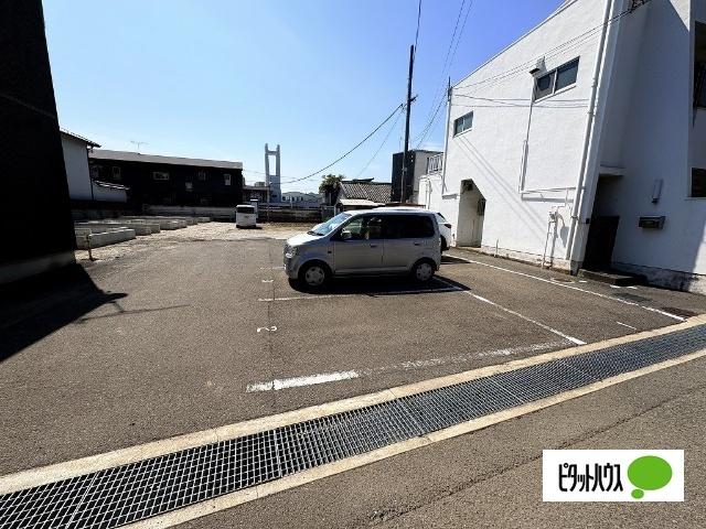 リュセル堀止Ｂ棟 駐車場