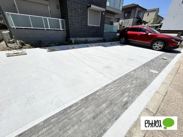 シャーメゾン山吹（102） 駐車場