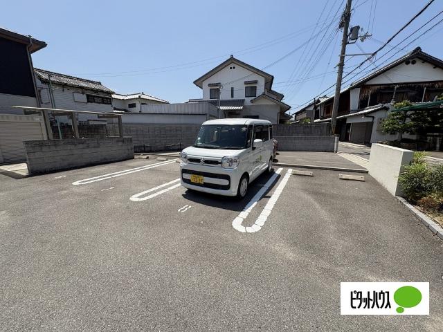 シャーメゾン岩出清水（201） 駐車場
