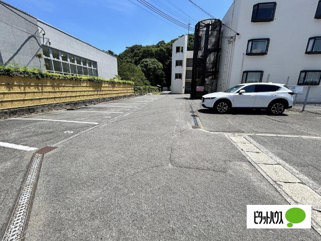 秋葉山マンション（207） 駐車場