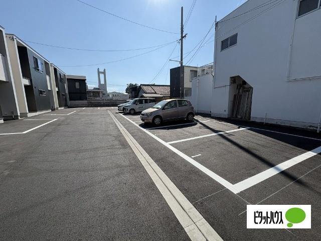リュセル堀止C棟 駐車場