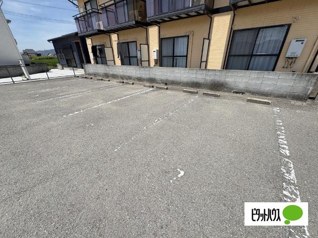 セゾン・ド・岩出（210） 駐車場