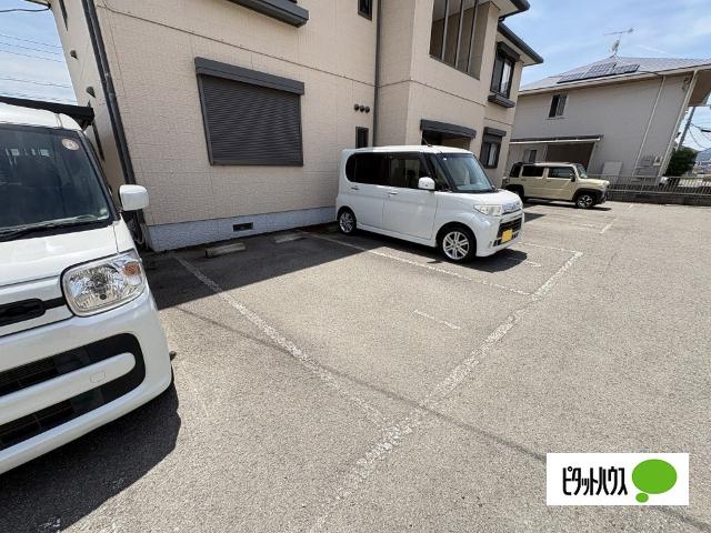 シャーメゾン堀口（103） 駐車場