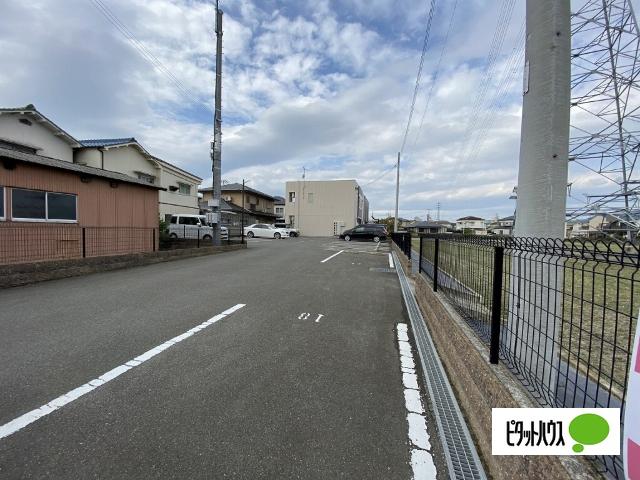 プルメリア加納（201） 駐車場