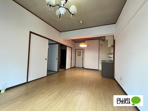友田町ロイヤルコーポ リビング