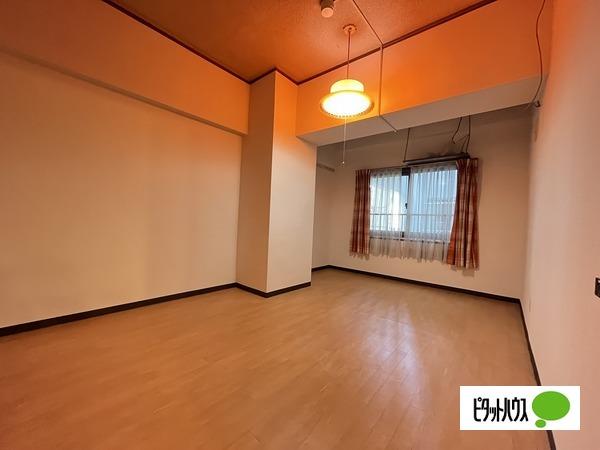 友田町ロイヤルコーポ リビング