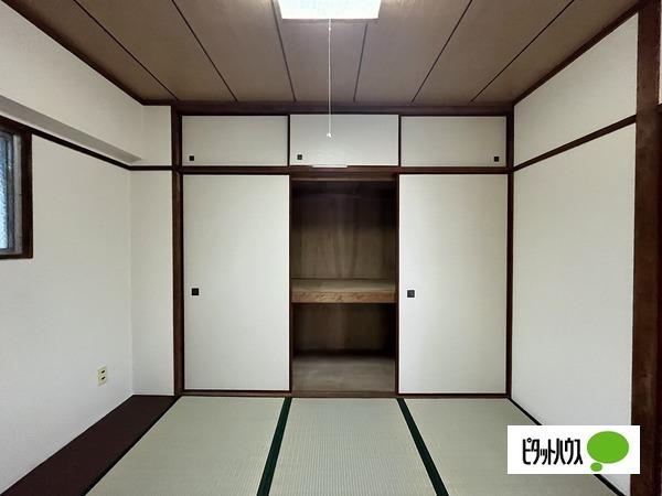 友田町ロイヤルコーポ リビング