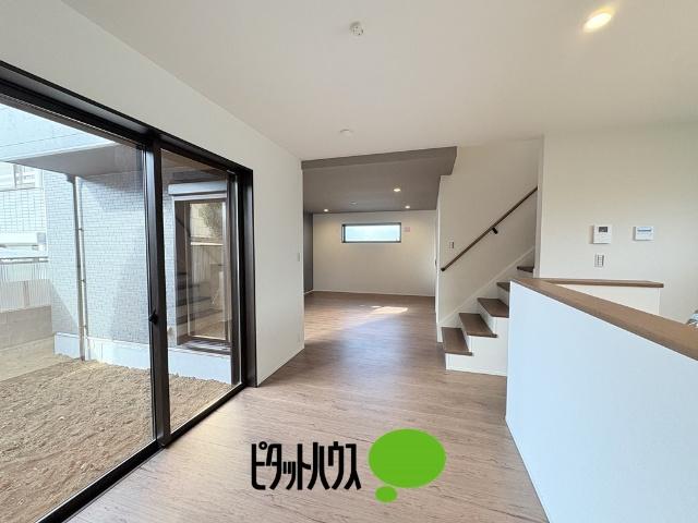 武蔵村山市岸1丁目全2棟　B号棟 リビング