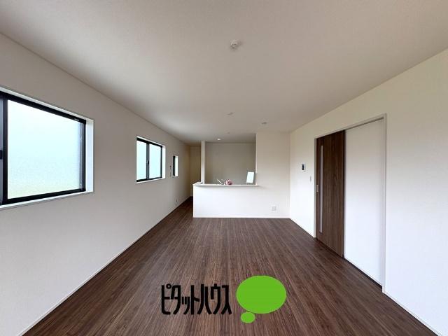 リーブルガーデン瑞穂箱根ヶ崎池廻り第4全2棟　1号棟 リビング