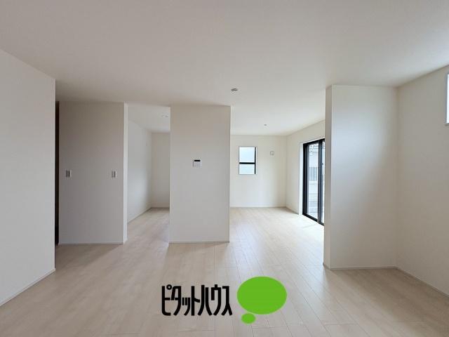 リーブルガーデン瑞穂箱根ヶ崎池廻り第4全2棟　2号棟 リビング