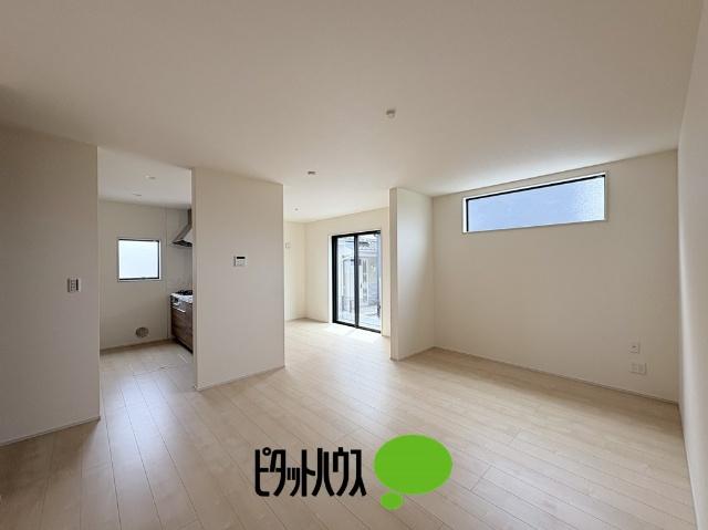 リーブルガーデン瑞穂箱根ヶ崎池廻り第4全2棟　2号棟 リビング