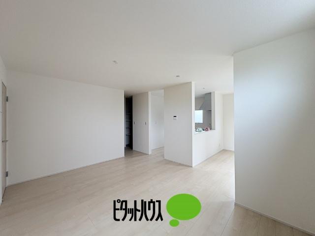 リーブルガーデン瑞穂箱根ヶ崎池廻り第4全2棟　2号棟 リビング