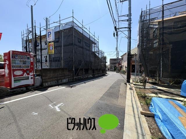 東村山市廻田町3丁目1期全6棟　2号棟 前面道路含む現地写真