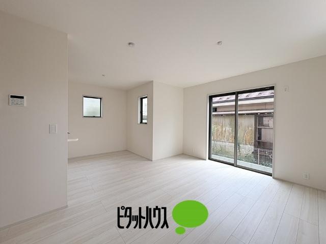 リーブルガーデン武蔵村山本町第8全2棟　2号棟 リビング