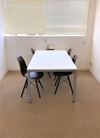 2階の商談コーナーは個室になっています。