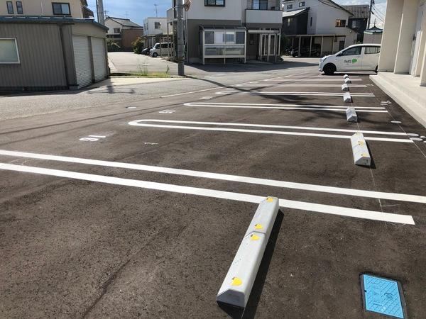 富山市秋吉新町アパート 駐車場
