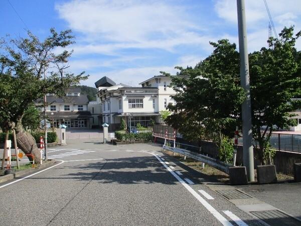 富山市立八尾小学校：2129m