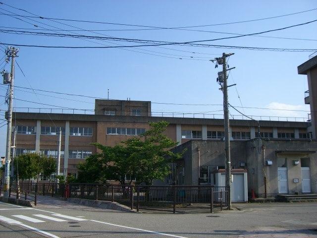 富山市立新庄小学校：614m